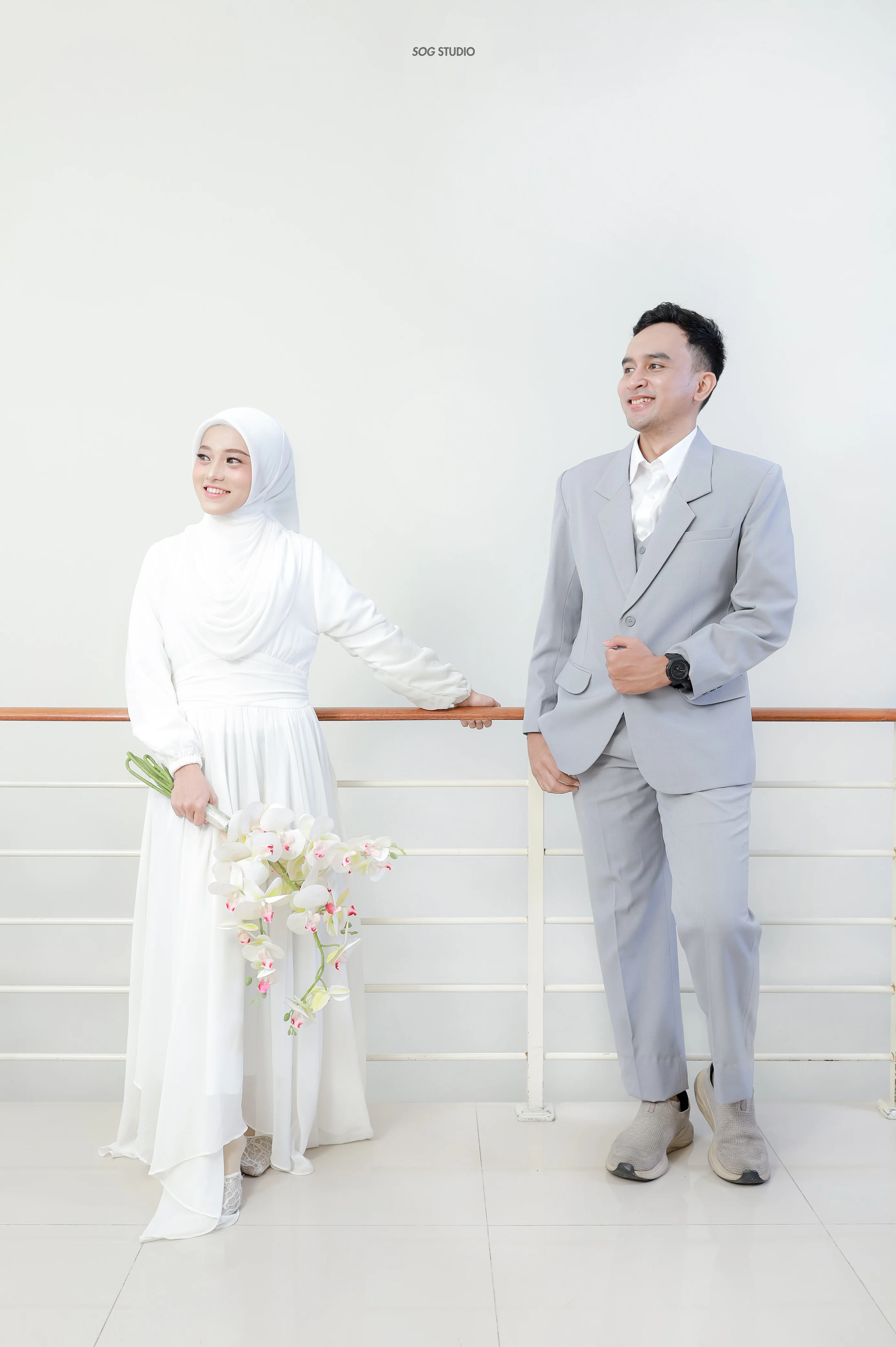 Aprilia dan Dimas berdiri berdampingan